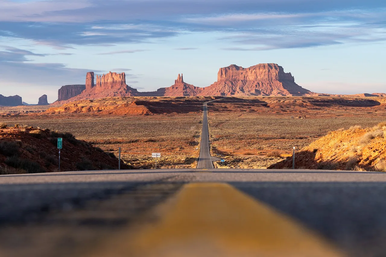 monument valley, desert, road, highway, freeway, route, forrest gump point, travel, arizona, nature, utah, america, landscape, tourism. Which roadside stops actually earn a detour on a historic highway?
